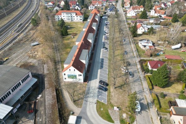 Luftaufnahme Mehrfamilienhaus mit Straße