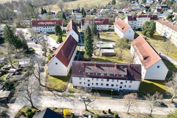 Drohnenaufnahme mit Straße und Wiese