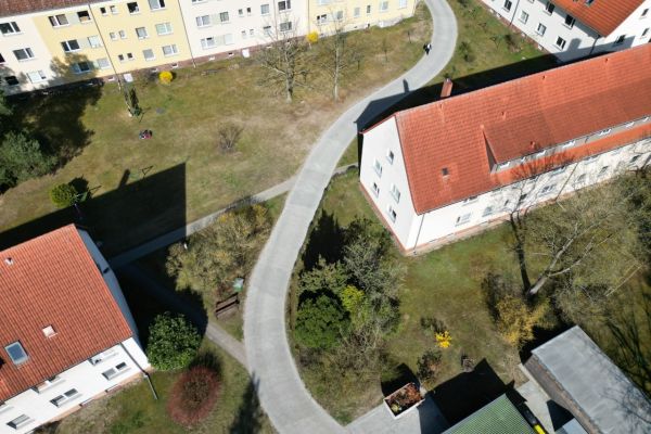 Drohnenaufnahme, Haus mit Weg