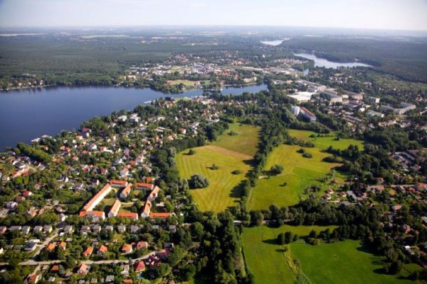 Luftaufnahme Wohngebiet mit See