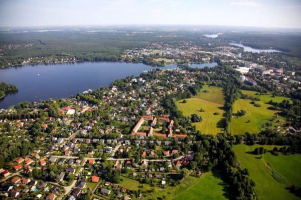 Luftaufnahme Wohngebiet mit See und Grün